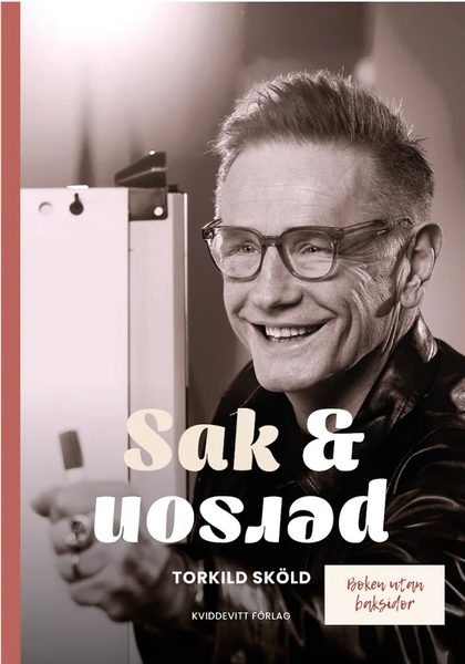 Bokomslaget till ”Sak & person” av Torkild Sköld, med svartvitt porträtt av en leende Torkild